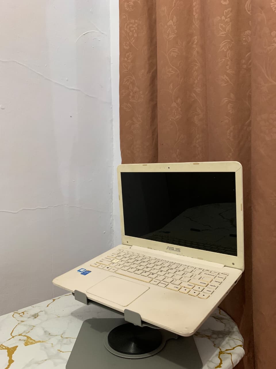 Asus E402MA