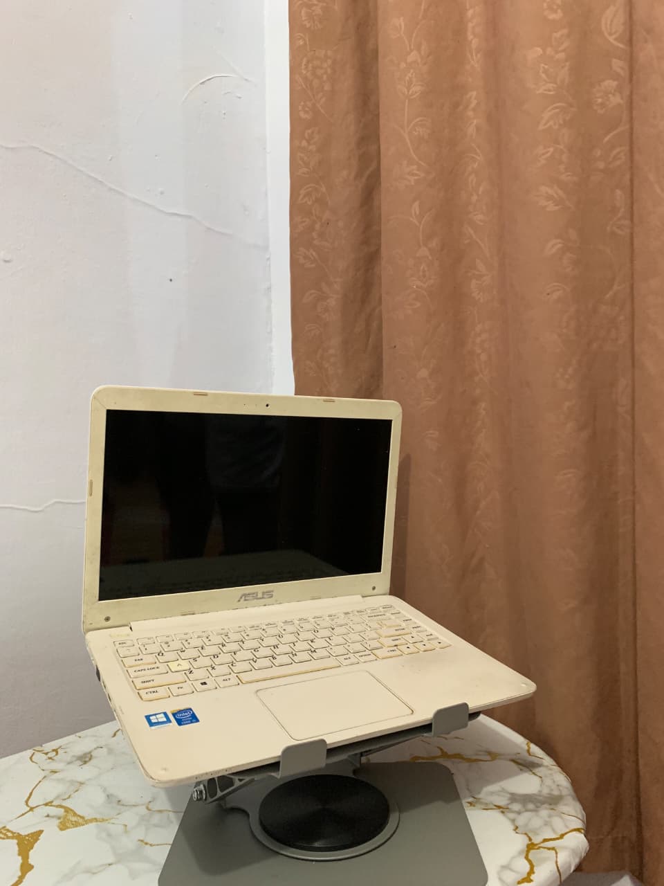 Asus E402MA
